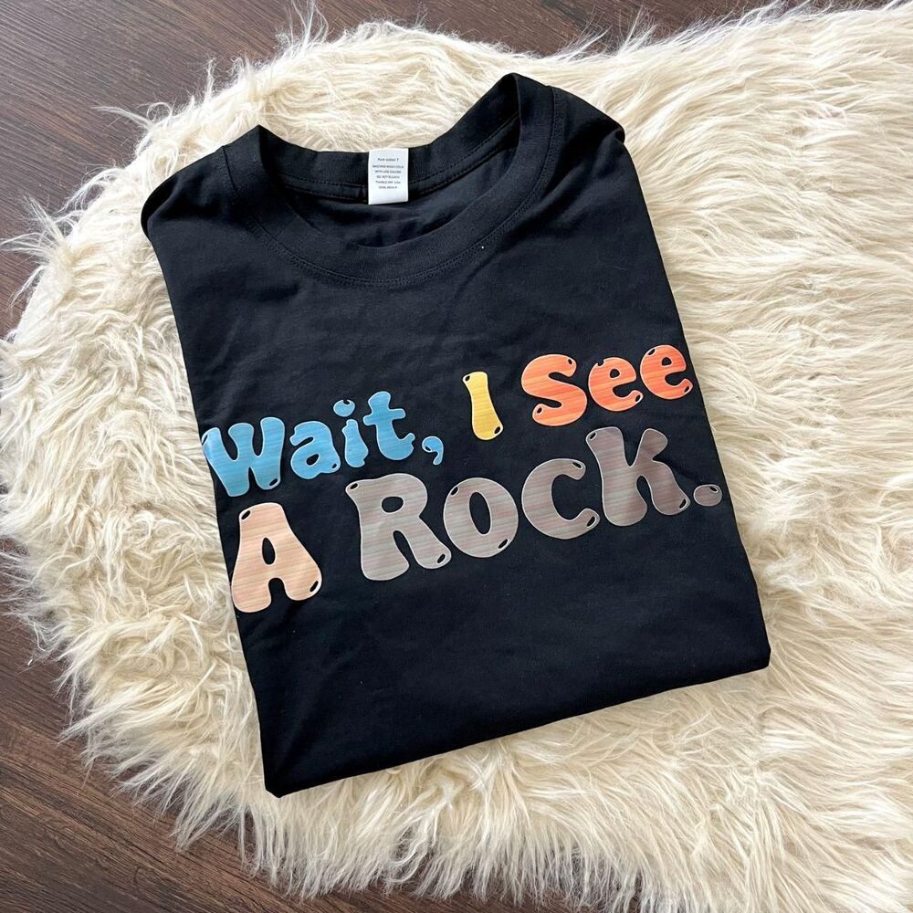 NWOT Black "Wait I see a Rock" Graphic T-shirt Size L